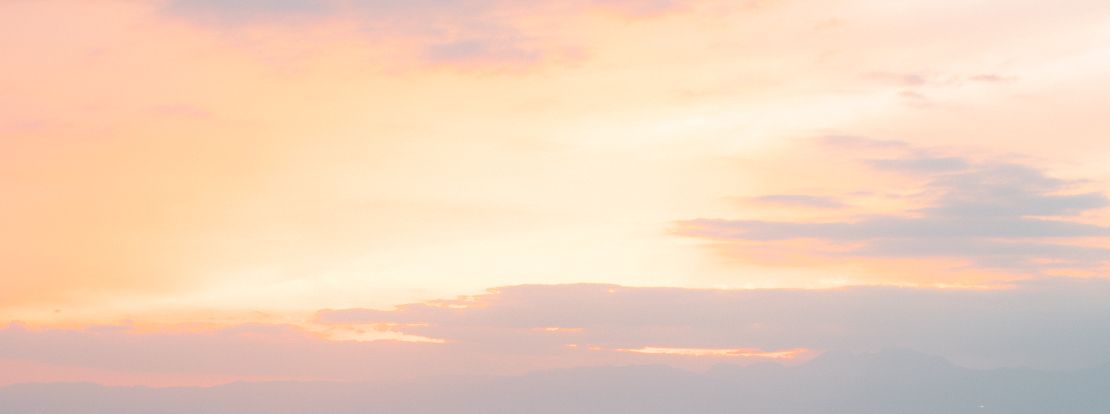 夕暮れでオレンジ色に染まる空