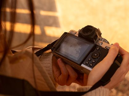 カメラのモニターで写真を確認している